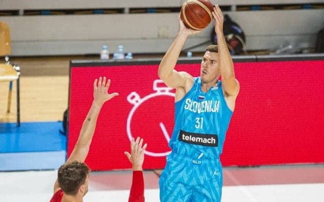 スロベニア代表のブラッコ・チャンチャーがワールドカップ前の試合で左ヒザを負傷