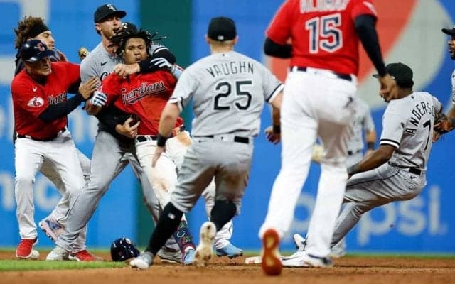 【MLB】壮絶な殴り合い…大乱闘に不満爆発　“フック炸裂”の210発男は痛烈批判「無礼だ」