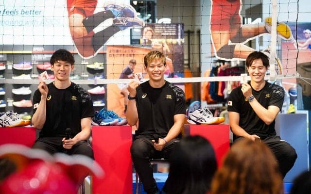 石川祐希、西田有志、髙橋藍がアシックスイベント「みんなの応援がチカラになる」に登場してファンと交流   
