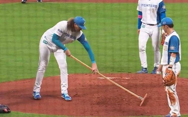 試合中に突然“ゴシゴシ”仕草…助っ人の珍行動に場内騒然「なかなか見ない光景」