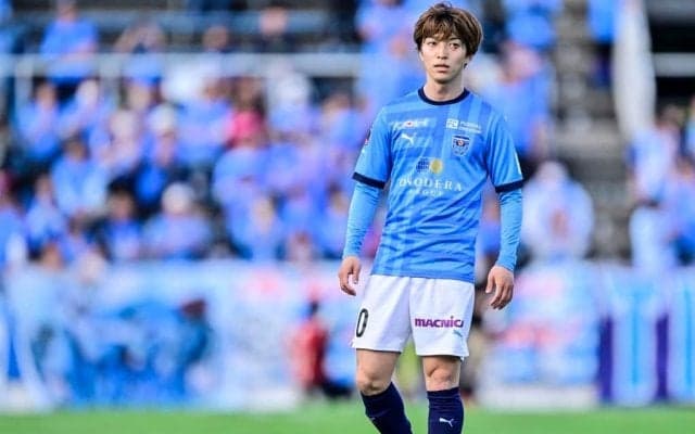 「目の醒めるようなゴラッソや」横浜FCの井上潮音の美しい流れからの強烈な“恩返し弾”が痺れる！「ご飯何杯でもいける」「一連の流れが素晴らしい」と称賛の声