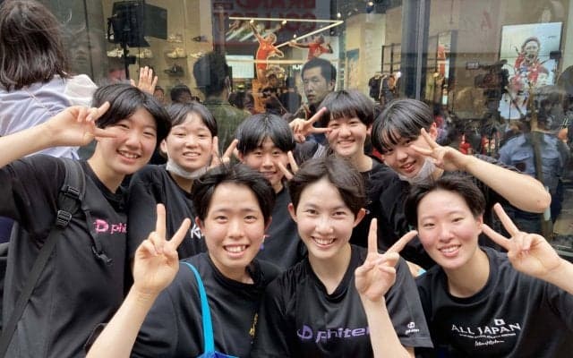 インターハイ女子準Vの東京都市大塩尻高が男子日本代表に胸ときめかせる 原宿でのイベントを見学   