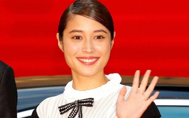 花束贈呈のはずが広瀬アリスさんに愛の告白!? 磐田FW鈴木雄斗との2ショットに勘違いが続出「もうその図にしか見えない」