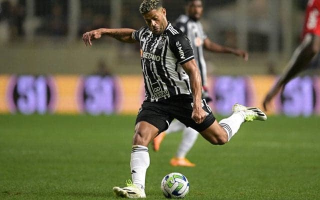 「あり得ない！」37歳の“元Jリーガー”フッキが信じられない長距離から弾丸FKを突き刺す！「パワーがえぐい」