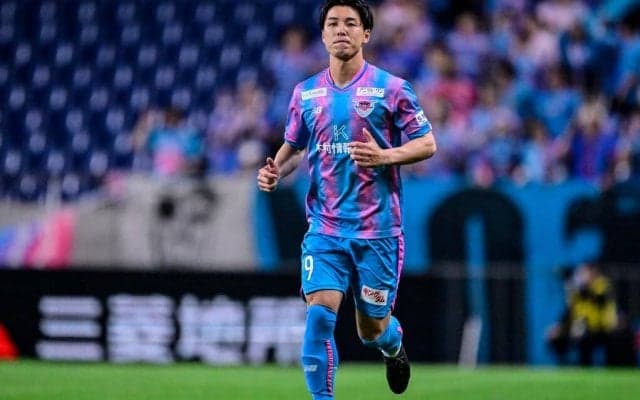 「あらやだ奥様可愛い」J１鳥栖のFW河田篤秀の記録達成セレモニーに登場したプレゼンターをファン絶賛⁉️「可愛すぎて現地で後ろの人とざわついた」との声