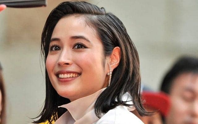 「可愛すぎる」広瀬アリスのJ2磐田戦の来場姿が「綺麗だ」と話題に！ 選手に花束を渡す姿が「プロポーズしてるように見える」とファンも大興奮！
