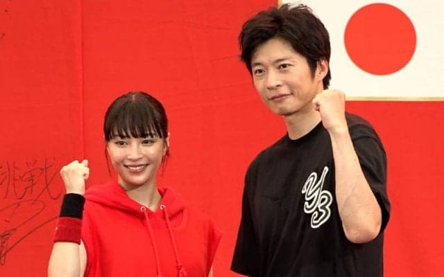 広瀬すず＆田中圭が日本代表にエール…W杯応援イベントでフリースローも披露