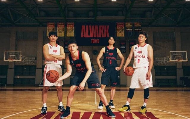 アルバルク東京が新ユニフォーム発表…5季ぶりに“Vの象徴”赤襟復活