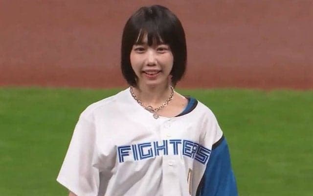 “短パンユニ”で人気タレントが豪快足上げ始球式　1度仕切り直しも…場内大拍手