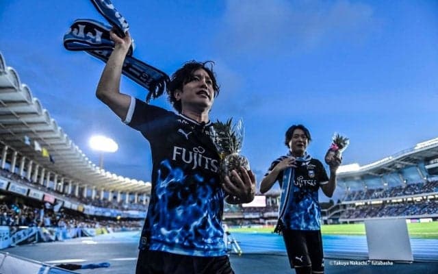 「めちゃめちゃ素敵な顔幕ですね」人気お笑いコンビ「ぺこぱ」が川崎サポーターによる「サプライズ横断幕」との舞台裏記念ショット公開！ 手書き過程も公開された感動力作