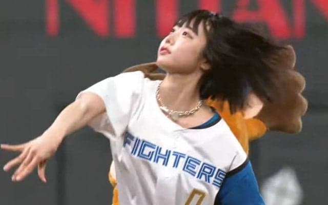 短パンユニで華麗な一投に悶絶「最強にかわいい」　驚きのやり直しも「スタイル良いな」