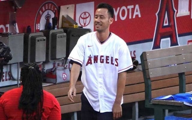 【MLB】大谷翔平出場試合で吉田麻也が始球式　背番号「4」で登場…ノーバウンド投球を披露