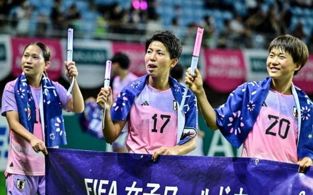 「すごいタイミング」W杯中に迎えたなでしこ選手の誕生日会の様子が「めっちゃいい写真！」と話題！ ケーキを持っての選手の祝福に「最高のバースデー」の声