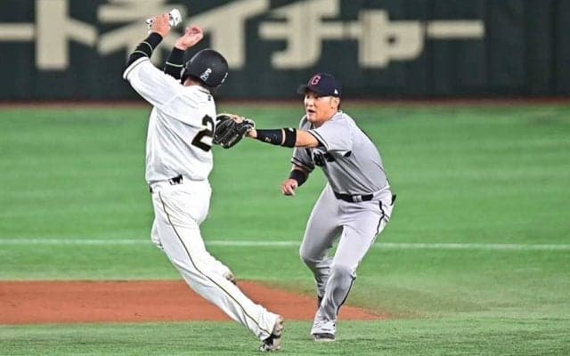 俊敏プレーで“曲芸併殺”完成　体勢崩してるのに…味方も驚く忍者送球が「GG賞だわ」