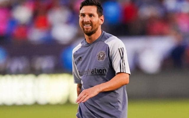 「本当に好きなんだな」メッシのことが大好き！はるばるインテル・マイアミを訪れたアルゼンチン戦士に驚きの声「飛行機で5時間だぞ」