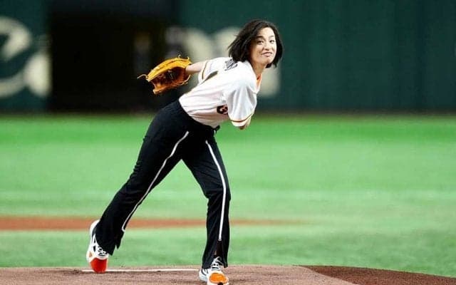 尾野真千子さん、笑顔満開ワンバン始球式　両手上げピョンピョン…場内拍手＆指笛