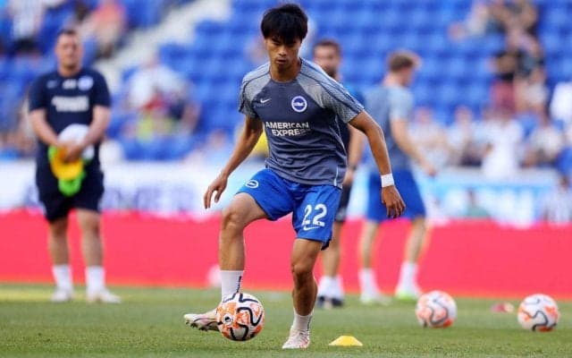 「脚なっがい！」「美脚に目がいく」三笘薫のスタイルの良さに驚きの声「膝から下長い！」