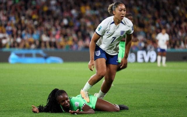 相手を踏んで一発退場のイングランド女子代表FWジェームズ、出場停止が2試合に決定…決勝は出場可能