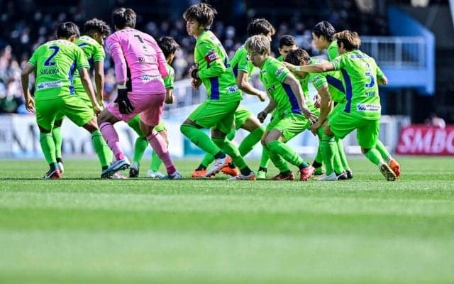 「シンプルでカッコいい」J1湘南のGKが着用した珍しい「白ユニフォーム」が要望殺到で急遽販売決定！「あんなかっこいいの見せられたらそりゃ殺到するわな」と納得の声