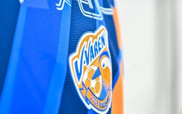 「すっごい色w」J2長崎のGK波多野豪の「ド派手ヘアカラー」が注目の的に！ まさかの髪色になった“アクシデント”もチームメイトに明かされる