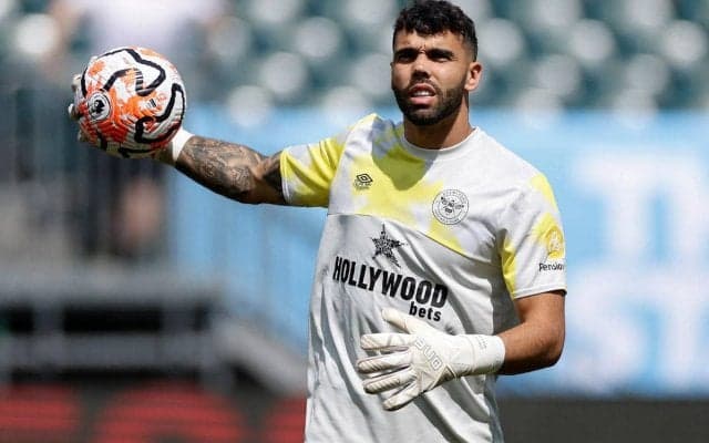 アーセナル移籍は「完了するだろう」、GKラヤの去就にブレントフォード指揮官が言及「彼は現時点ではここにいない」