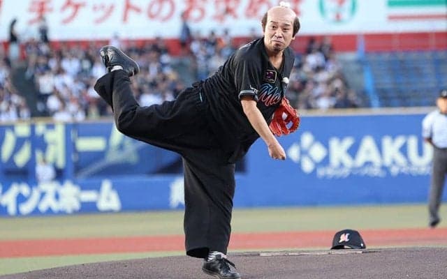 スタジアムに響く「イカ2貫～」　選手も爆笑…人気芸人の衝撃始球式が「めっちゃおもろい」