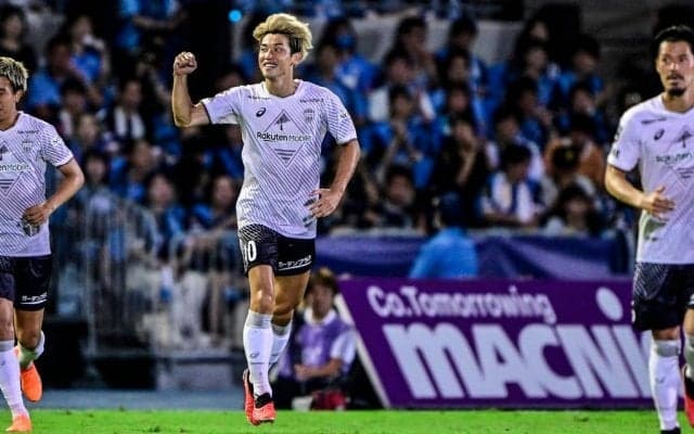 「マジでなんでJリーグおんねん！」神戸FW大迫勇也が川崎の壁の上を越えて落とした「鮮やか直接FK」決めた！「FKも決めれるのかよ…」「半端ない万能FW」と絶賛の嵐