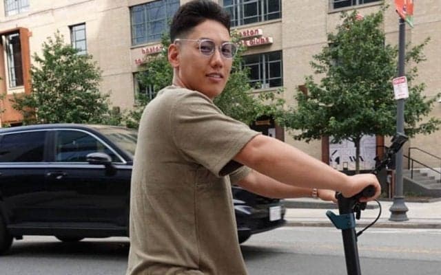【MLB】吉田正尚を支える“秘密道具”　異国を感じて数分…颯爽と球場入り「財布と携帯だけ」