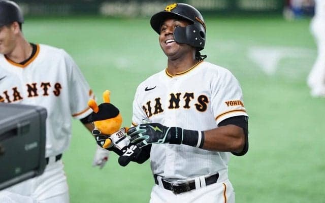 巨人ブリンソンが豪快満塁弾　ベンチへガッツポーズ…大城卓も2者連発で6点先制