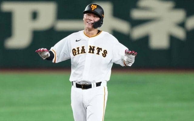 巨人・坂本、HR性の打球が「観客の妨害」で二塁打に　判定に“ズッコケ”…場内騒然