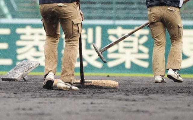 【高校野球】ファンの前で“神整備”実演　豪雨で中断の甲子園、阪神園芸スタッフの登場に大歓声