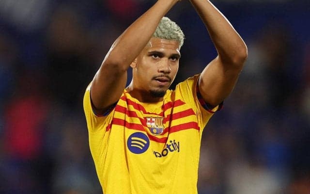 自分でもびっくり!? バルセロナDFアラウホがガッツリハンドの珍プレー「ダンクシュートしてるみたい」「競技間違えてる」