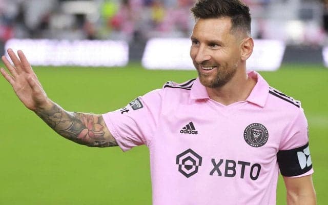 「最高の笑顔」ベッカムの12歳娘がメッシと手繋ぎ入場！インテル・マイアミのエスコートキッズを担当「素晴らしい瞬間」