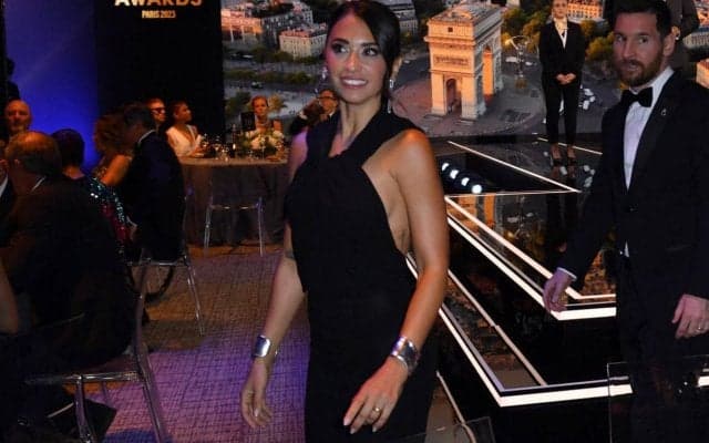 「神々しい」「マイアミの女王たち」メッシの妻やベッカムの妻が笑顔で肩組み！インテル・マイアミの勝利後パーティーが話題「本当のドリームチームだ」