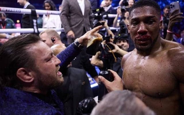 「最悪の恥知らず」KO勝利直後に飲酒を強要？ “悪童”マクレガーが英ヘビー級戦士に見せた振る舞いが物議「困惑している」