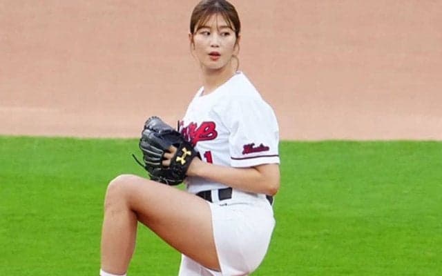 稲村亜美さん、頭抱えたまさかの“暴投”始球式　「11」で広島初登板、12球団制覇リーチ