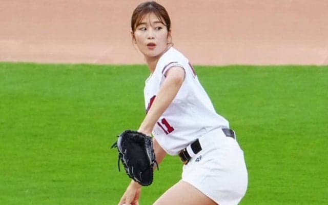 叩きつけ大暴投に顔覆い“あちゃー”　スタイル抜群も…照れた仕草が「カワイイなぁ」