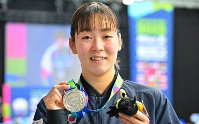 世界選手権で輝いた高校生スイマーの木下あいら、タッチ差で金メダルを逃すも「パリでは一番いい色を」
