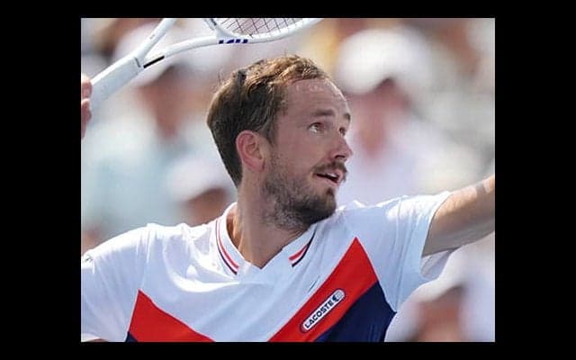 メド 練習中にラケット投げつけ