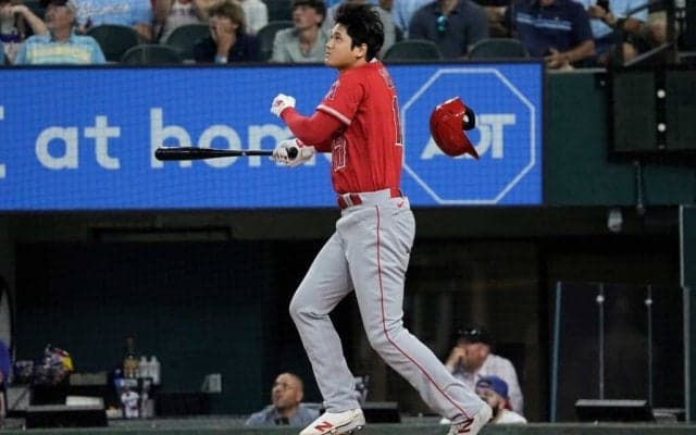 【MLB】大谷翔平、ヘルメットも吹っ飛ぶ“豪快フルスイング”で飛距離133メートル特大42号弾