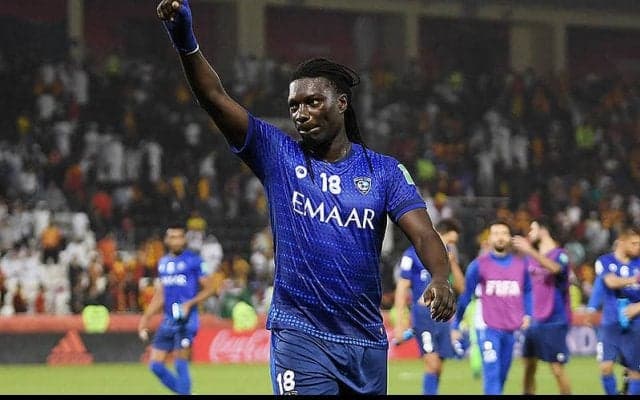 「1年ぐらい日本にいる人の持ち方」元フランス代表FWゴミスの“箸の使い方”にファンも驚き！川崎Fについに合流「難易度高いはず」