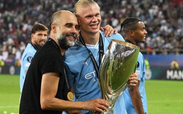 ペップがハーランドに強引にキス！今季初タイトルにハイテンションもハーランドのリアクションは…