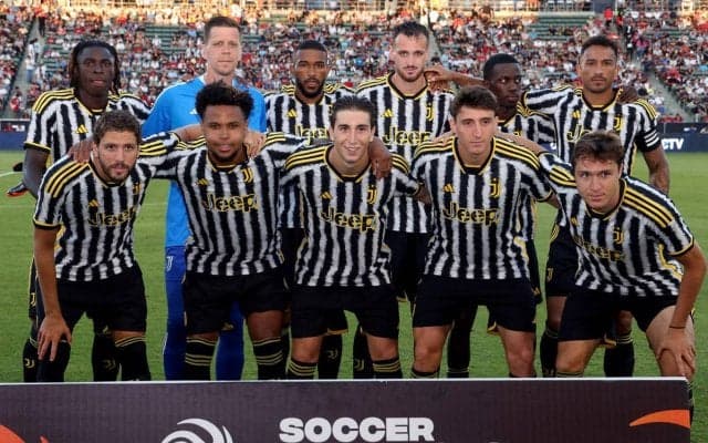 「ダークカラーに外れなし」「上品だ」ユベントスが3rdユニフォームも発表！モデルの選手にはまたも不満殺到「写真撮影だけで12億円稼いでいる」