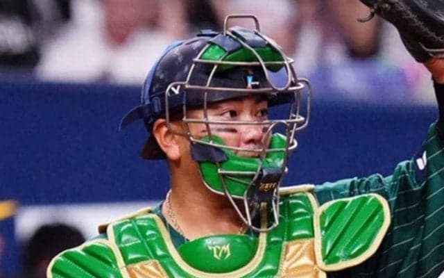 “限定仕様”の森が「亀みたい」　上下グリーンの奇抜装備が話題に「珍しい虫かと」