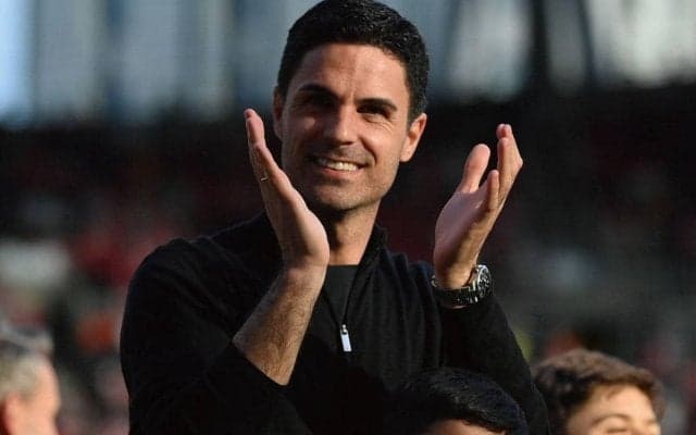 アーセナルが新加入GKラヤの家族に粋な計らい！ 祖父を招待しアルテタ監督がユニ贈呈「人生最大の夢だった」