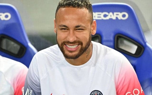 「涙が止まらない」「レジェンドを忘れない」ネイマールがPSGに別れ！ ムバッペやマルキーニョスらと抱擁…愛された男がチームを去る