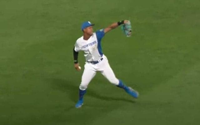 度肝を抜く“大遠投レーザー”が「エグすぎる」　23歳の爆肩に騒然「イチロー思い出す」