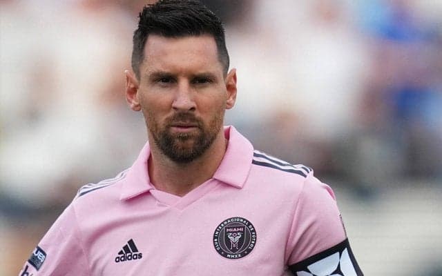 試合中のこんなところまで！どこにでも現れるメッシのボディガードに驚きの声「いつでもいるな」「めちゃくちゃ強そう」