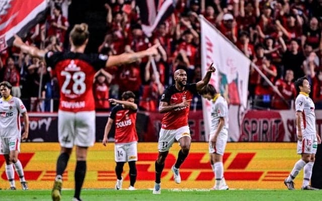 「なんか、カッケー！笑」元NGT48人気メンバーの浦和ユニフォーム姿での「前のめりコーラショット」が大反響！ 埼スタでのまさかの姿に「ガチサポの完全体なんよ」など