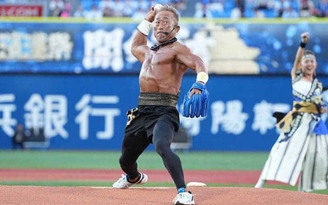 62歳でバキバキの体「凄すぎる」　ムキムキボディでストライク投球「あまりにも漢」